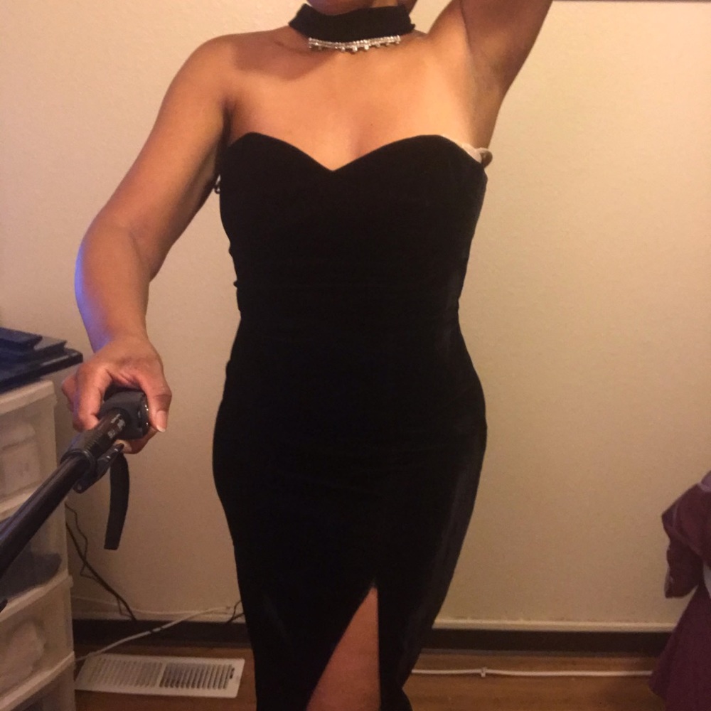 🚨SEXY ALERT 🚨 Velvet halter gown